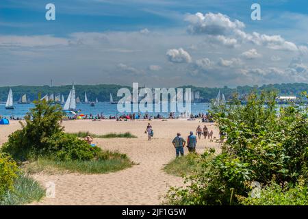 Plage de Falkenstein en été, régate annuelle de Kiel, semaine de Kiel 2022, fjord de Kiel, Kiel, Schleswig-Holstein, Allemagne du Nord, Europe centrale Banque D'Images