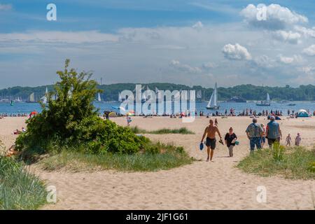 Plage de Falkenstein en été, régate annuelle de Kiel, semaine de Kiel 2022, fjord de Kiel, Kiel, Schleswig-Holstein, Allemagne du Nord, Europe centrale Banque D'Images