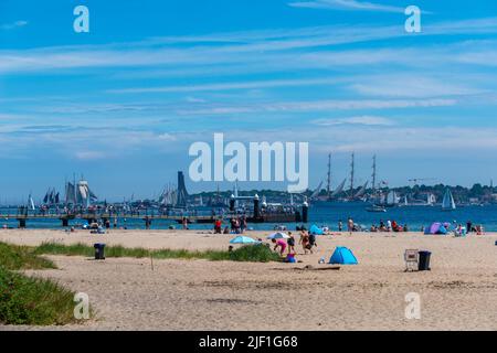 Plage de Falkenstein en été, régate annuelle de Kiel, semaine de Kiel 2022, fjord de Kiel, Kiel, Schleswig-Holstein, Allemagne du Nord, Europe centrale Banque D'Images