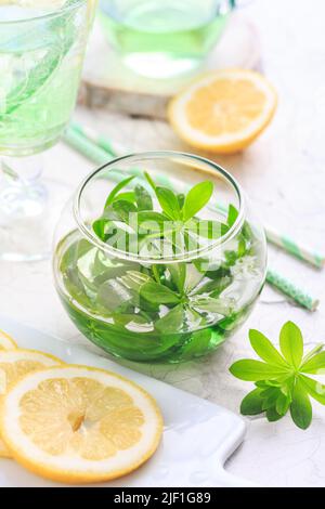 Limonade maison de Woodruff au citron (Galium odoratum) Banque D'Images