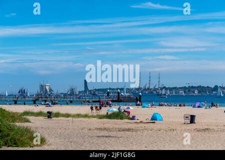 Plage de Falkenstein en été, régate annuelle de Kiel, semaine de Kiel 2022, fjord de Kiel, Kiel, Schleswig-Holstein, Allemagne du Nord, Europe centrale Banque D'Images