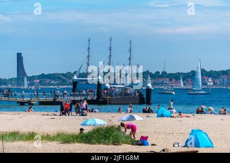 Plage de Falkenstein en été, régate annuelle de Kiel, semaine de Kiel 2022, fjord de Kiel, Kiel, Schleswig-Holstein, Allemagne du Nord, Europe centrale Banque D'Images