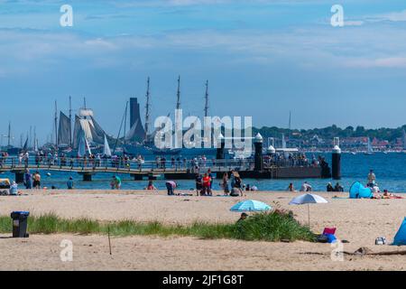 Plage de Falkenstein en été, régate annuelle de Kiel, semaine de Kiel 2022, fjord de Kiel, Kiel, Schleswig-Holstein, Allemagne du Nord, Europe centrale Banque D'Images