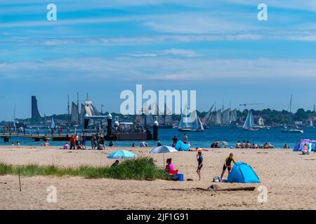 Plage de Falkenstein en été, régate annuelle de Kiel, semaine de Kiel 2022, fjord de Kiel, Kiel, Schleswig-Holstein, Allemagne du Nord, Europe centrale Banque D'Images