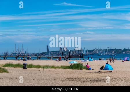 Plage de Falkenstein en été, régate annuelle de Kiel, semaine de Kiel 2022, fjord de Kiel, Kiel, Schleswig-Holstein, Allemagne du Nord, Europe centrale Banque D'Images