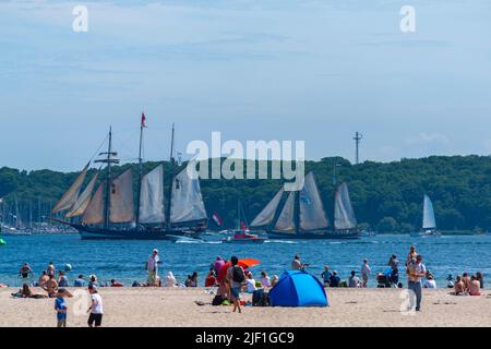 Plage de Falkenstein en été, régate annuelle de Kiel, semaine de Kiel 2022, fjord de Kiel, Kiel, Schleswig-Holstein, Allemagne du Nord, Europe centrale Banque D'Images