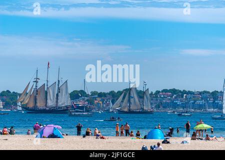 Plage de Falkenstein en été, régate annuelle de Kiel, semaine de Kiel 2022, fjord de Kiel, Kiel, Schleswig-Holstein, Allemagne du Nord, Europe centrale Banque D'Images