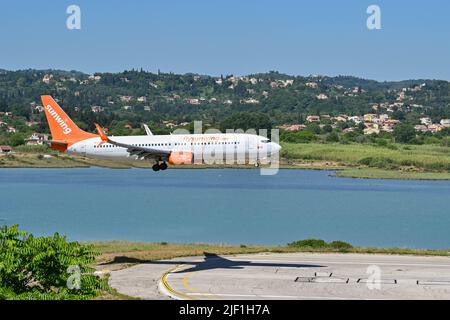 Corfou, Grèce - juin 2022 : Boeing 737 exploité par Sunwing (enregistrement C-FYJD) sur le point d'atterrir à l'aéroport de Corfou. Banque D'Images