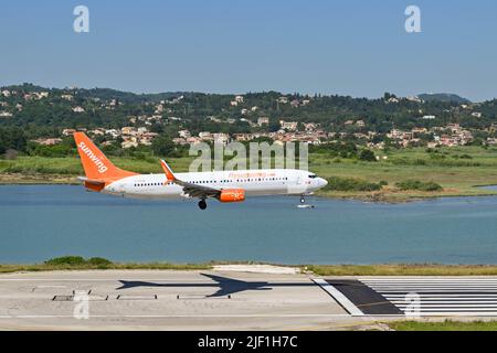 Corfou, Grèce - juin 2022 : Boeing 737 exploité par Sunwing (enregistrement C-FYJD) sur le point d'atterrir à l'aéroport de Corfou. Banque D'Images