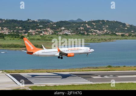 Corfou, Grèce - juin 2022 : Boeing 737 exploité par Sunwing (enregistrement C-FYJD) sur le point d'atterrir à l'aéroport de Corfou. Banque D'Images