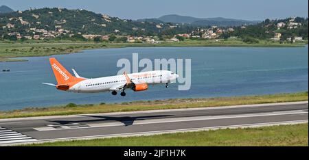 Corfou, Grèce - juin 2022 : Boeing 737 exploité par Sunwing (enregistrement C-FYJD) sur le point d'atterrir à l'aéroport de Corfou. Banque D'Images