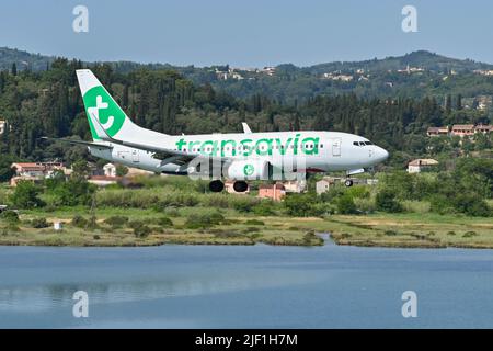 Corfou, Grèce - juin 2022 : Boeing 737 exploité par la compagnie aérienne néerlandaise Transavia (enregistrement pH-XRX) sur le point d'atterrir à l'aéroport de Corfou. Banque D'Images