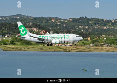 Corfou, Grèce - juin 2022 : Boeing 737 exploité par la compagnie aérienne néerlandaise Transavia (enregistrement pH-XRX) sur le point d'atterrir à l'aéroport de Corfou. Banque D'Images