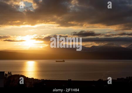 Un gros navire de fret s'approchant de Narvik, dans le nord de la Norvège. Transport du minerai de fer de Kiruna au port libre de glace. Magnifique coucher de soleil et ciel. Banque D'Images