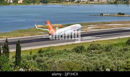 Corfou, Grèce - juin 2022 : Boeing 737 exploité par Sunwing (enregistrement C-FYJD) sur le point d'atterrir à l'aéroport de Corfou. Banque D'Images