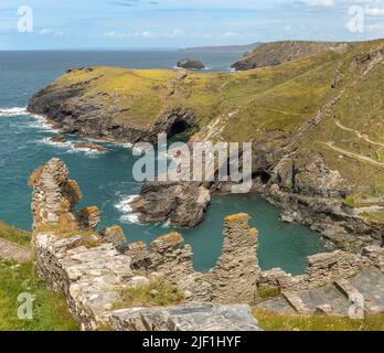 Le château de Tintagel est une fortification médiévale située au sommet de la péninsule de l'île de Tintagel, à côté du village de Tintagel, dans la Cornouailles du Nord. Banque D'Images