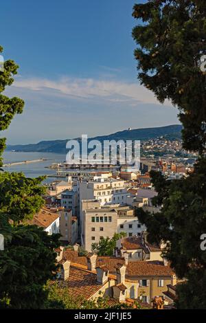 Vue depuis la colline du château sur Trieste Banque D'Images