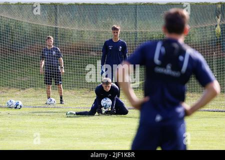 Louis Fortin (haut) et Celestin de Schrevel (bas), gardien de Gent, photographiés en action lors d'une session de formation de JPL KAA Gent le deuxième jour de leur stage d'été à Stegersbach, Autriche, avant la saison 2022-2023, mardi 28 juin 2022. BELGA PHOTO DOMEN GROGL Banque D'Images