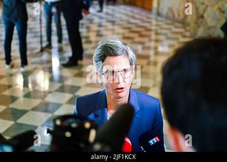 Paris, Ile de France, France. 28th juin 2022. SANDRINE ROUSSEAU, députée de l'EELV - NUPES, parle aux journalistes. Première session publique à l'Assemblée nationale depuis les élections législatives. Au cours de cette session, les députés éliront le président de l'assemblée. (Credit image: © Adrien Fillon/ZUMA Press Wire) Banque D'Images