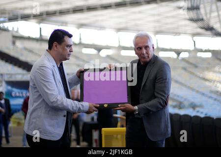 Rio de Janeiro, Brésil. 28th juin 2022. RJ - Rio de Janeiro - 06/28/2022 - RIO, CAFU ET EDER ALEIXO SUR MARACANA WALK OF FAME - l'ancien joueur Eder Aleixo pose pour des photos lors d'un événement où il a enregistré ses empreintes dans l'espace connu sous le nom de "Walk of Fame" au stade Maracana. Eder Aleixo a joué pour l'équipe nationale brésilienne de football lors de la coupe du monde 1982. Photo: Joao Gabriel Alves/AGIF/Sipa USA crédit: SIPA USA/Alay Live News Banque D'Images