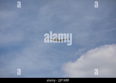 Petit avion vole au-dessus de la tête le jour ensoleillé d'été Banque D'Images