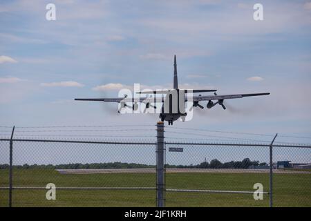 Airforce C130 vol en hauteur et atterrissage à l'aéroport Banque D'Images