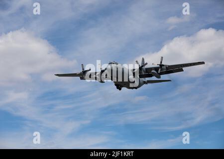 Airforce C130 vol en hauteur et atterrissage à l'aéroport Banque D'Images