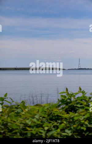 Usine et fumée enveloppant la beauté de la rivière naturelle Banque D'Images