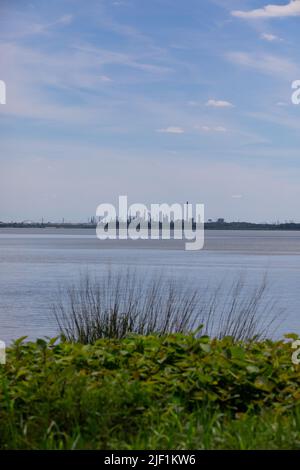 Usine et fumée enveloppant la beauté de la rivière naturelle Banque D'Images