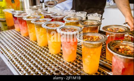 Préparation du thé glacé fraîchement préparé. Repas et rafraîchissements dans la rue Banque D'Images