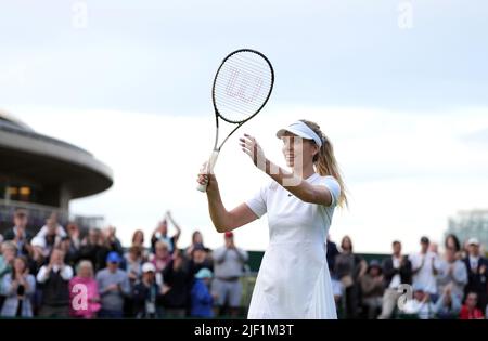 Katie Boulter célèbre la victoire sur Clara Burel le deuxième jour des Championnats de Wimbledon 2022 au All England Lawn tennis and Croquet Club, Wimbledon. Date de la photo: Mardi 28 juin 2022. Banque D'Images