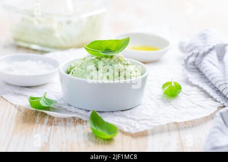 Tartiner de l'avocat maison avec des herbes, du sel et de l'huile d'olive Banque D'Images