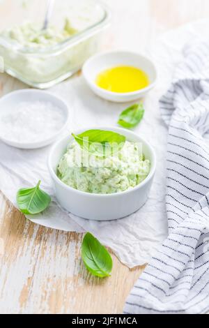 Tartiner de l'avocat maison avec des herbes, du sel et de l'huile d'olive Banque D'Images