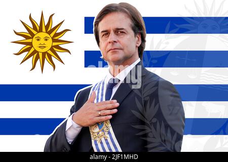 Luis Lacalle pou, le drapeau et les armoiries de l'Uruguay Banque D'Images