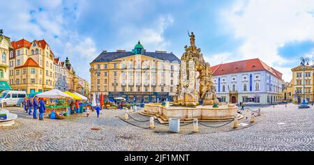 BRNO, RÉPUBLIQUE TCHÈQUE - 10 MARS 2022 : Panorama de la place du marché des choux avec les étals du marché et la fontaine Parnas au milieu, sur 10 mars à Brno, cz Banque D'Images