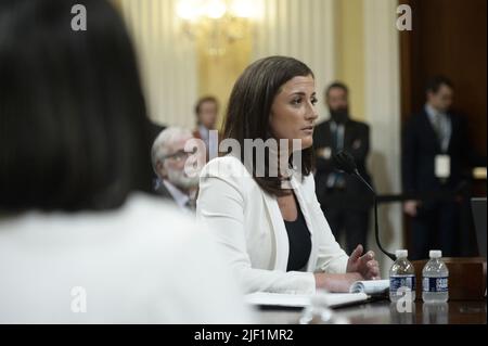 Cassidy Hutchinson, ancien assistant du chef de cabinet du président Donald Trump, Mark Meadows, témoigne devant le comité spécial de la Chambre des représentants qui enquête sur l'attaque du 6 janvier contre le Capitole des États-Unis alors que le comité tient une audience publique sur les conclusions d'une enquête d'un an, à Capitol Hill, à Washington, DC mardi, 28 juin 2022. Le comité a interrogé plus de 1000 personnes au sujet de l'attaque de 6 janvier 2021 sur le Capitole qui a été un effort pour renverser les résultats de l'élection présidentielle de 2020 et le transfert du pouvoir. Photo de Bonnie Cash/UPI Banque D'Images