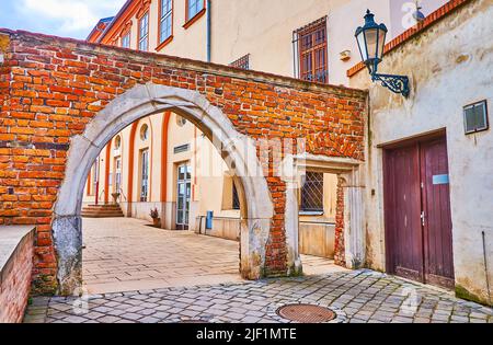 L'arche en brique historique préservée sur le territoire de la cathédrale Saint-Pierre et Paul à Brno, République tchèque Banque D'Images