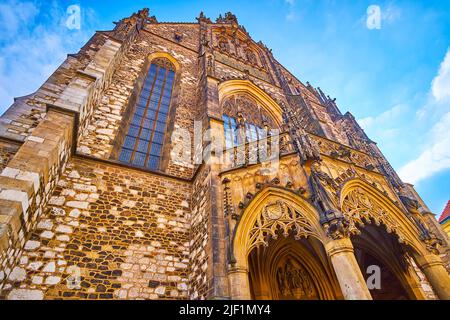 La façade monumentale de style gothique de la Cathédrale des Saints Pierre et Paul à Brno, République tchèque Banque D'Images