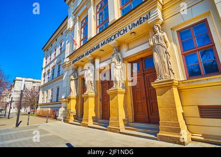 L'entrée principale pittoresque de la Faculté de musique de l'Académie des arts de la scène de Janacek à Brno, République tchèque Banque D'Images