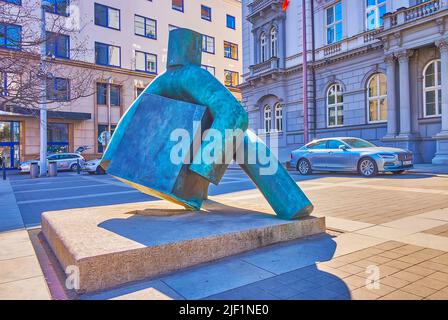 BRNO, RÉPUBLIQUE TCHÈQUE - 10 MARS 2022 : la statue de la justice de Marius Kotrba, la sculpture moderne du bâtiment de la Cour suprême, sur 10 mars à Brno Banque D'Images