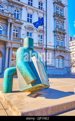 BRNO, RÉPUBLIQUE TCHÈQUE - 10 MARS 2022 : la statue moderne de la justice de Marius Kotrba à la façade principale de la Cour administrative suprême, sur 10 mars i Banque D'Images