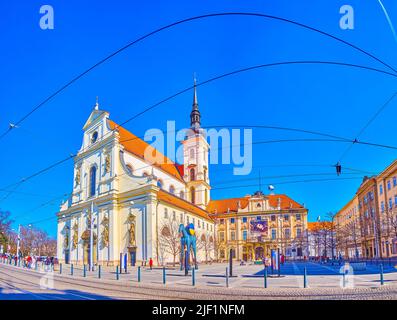 BRNO, RÉPUBLIQUE TCHÈQUE - 10 MARS 2022 : Panorama de la place Moravie avec son principal point de repère l'église Saint-Thomas avec son haut clocher, sur 10 mars i Banque D'Images