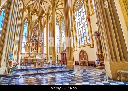 BRNO, RÉPUBLIQUE TCHÈQUE - 10 MARS 2022 : visite de l'église St James avec un grand intérieur de style gothique, sur 10 mars à Brno, République Tchèque Banque D'Images