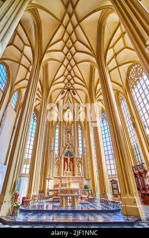 BRNO, RÉPUBLIQUE TCHÈQUE - 10 MARS 2022 : l'intérieur de style gothique exceptionnel de l'église St JAMS, sur 10 mars à Brno, République Tchèque Banque D'Images