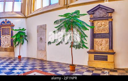 BRNO, RÉPUBLIQUE TCHÈQUE - 10 MARS 2022 : la magnifique tombe de la famille noble locale de l'église Saint-Jacques, sur 10 mars à Brno, République tchèque Banque D'Images