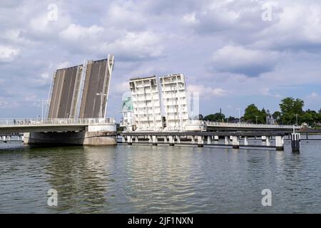 Pont de bascule ouvert au-dessus de la rivière Schlei à Kappeln, Allemagne Banque D'Images