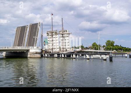 Pont de bascule ouvert au-dessus de la rivière Schlei à Kappeln, Allemagne Banque D'Images