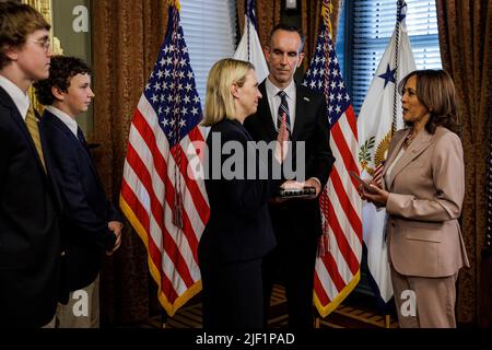 Washington, DC, États-Unis. 27th juin 2022. LE vice-président AMÉRICAIN Kamala Harris (R) se rapproche de Bridget Brink (L), ambassadrice des États-Unis en Ukraine, dans le bureau du vice-président à Washington, DC, États-Unis, lundi, 27 juin, 2022. Brink a été confirmé par le Sénat américain sur 18 mai. Credit: Samuel Corum/Pool via CNP/dpa/Alay Live News Banque D'Images