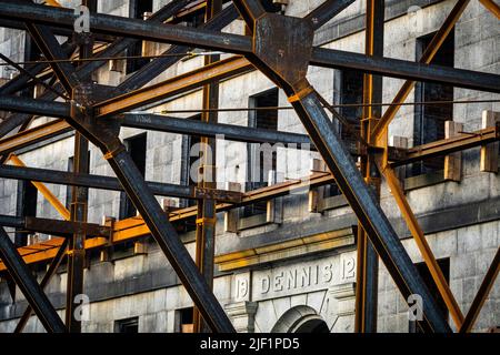 La structure d'étaiement en acier soutient la façade d'un ancien bâtiment avant son réaménagement à Halifax, en Nouvelle-Écosse, au Canada. Banque D'Images