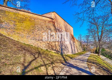 La ruelle du parc mène autour des murs médiévaux du château de Spilberk à Brno, République tchèque Banque D'Images